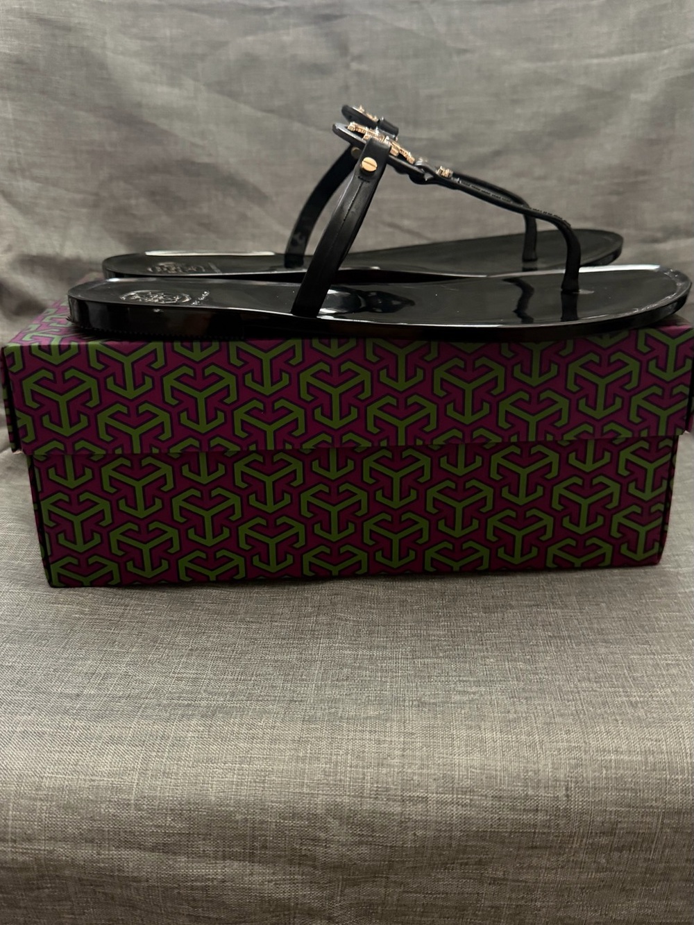 Tory Burch Black Patent Mini Miller Thong Sandal with Gold Logo - Picture 4 of 6
